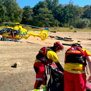 Jeder dritte Ertrinkungsfall in Tschechien steht im Zusammenhang mit Alkohol. Ein Wasserretter erklärt, worauf man beim Schwimmen im offenen Wasser ac